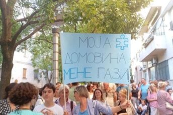 (FOTO/VIDEO) Počinje protest roditelja djece sa autizmom, građani se okupljaju ispred Vlade