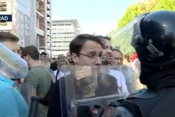 Žandarmerija opkolila i potiskuje građane koji su došli prekoputa Palate Srbija gdje se održava vojna parada