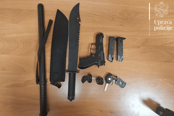 Policija pretresala u Nikšiću i Šavniku: Oduzeti pištolji, automobili, municija, mačete, lisice, palice... (FOTO)