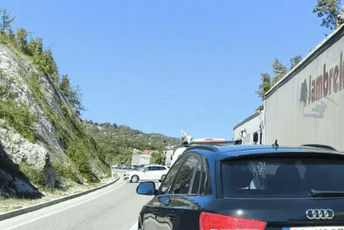 Udes na putu Nikšić - Danilovgrad, saobraćaj se odvija otežano