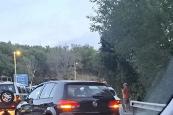 Sudar tri vozila u Sutomoru: Saobraća se otežano