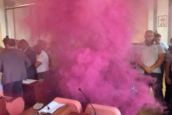 Haotično u Zeječaru: U Skupštinu bačena dimna bomba