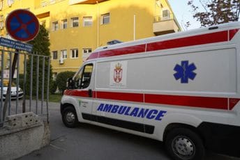 Tragedija u Nišu: Drvo palo na radnu mašinu, stradala žena koja je vozila Tragedija u Nišu: Drvo palo na radnu mašinu, stradala žena koja je vozila