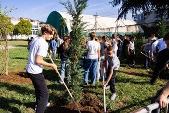 NVO “Gorani Podgorice” sa đacima ozeljenjavali dvorište Osnovne škole “Sutjeska (VIDEO/FOTO)