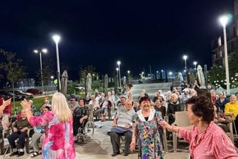 (FOTO) Veče ispunjeno muzikom i emocijama: Humanitarni koncert ispred Doma starih u Podgorici