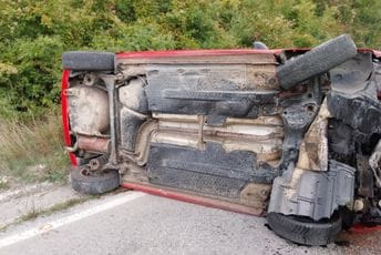 Nezgoda na sjeveru: Prevrnuo se auto, Beranac ženu izvukao na sigurno