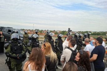 Protesti protiv blokada širom Srbije: Povrijeđena dva policajca, napeto kod RTS-a... (FOTO)
