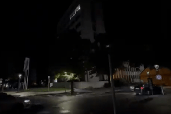 Nesvakidašnje scene u Nikšiću: Pogledajte 'lajt šou' usljed kvara na javnoj rasvjeti (VIDEO)