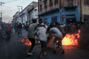 Katastrofa u ostrvskoj državi: Desetine ubijenih tokom protesta, nakon toga - pala Vlada (FOTO)