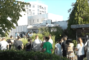 Evo šta kažu građani koji čekaju za lične karte ispred MUP-a (VIDEO)