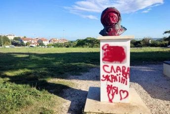 Sprejem prefarbali bistu Jurija Gagarina u Puli i napisali: Слава Україні!