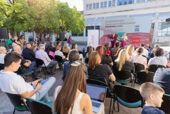 Počeo Međunarodni festival književnosti na Trgu nezavisnosti: Posjetioce očekuje više od 50 raznovrsnih programa Počeo Međunarodni festival književnosti na Trgu nezavisnosti: Posjetioce očekuje više od 50 raznovrsnih programa