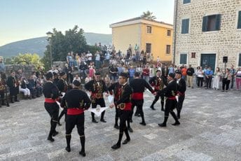 (FOTO) Bokeljska mornarica u Herceg Novom: Smotra, počasni plotuni i kolo u čast tri značajna povoda (FOTO) Bokeljska mornarica u Herceg Novom: Smotra, počasni plotuni i kolo u čast tri značajna povoda