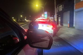 Policajci zaustavili auto koji krši zakon: Kaznu nijesu mogli da napišu