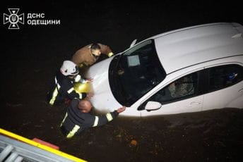(FOTO) Poplave u Ukrajini: U Odesi stradalo više osoba, oštećene kuće, infrastruktura...
