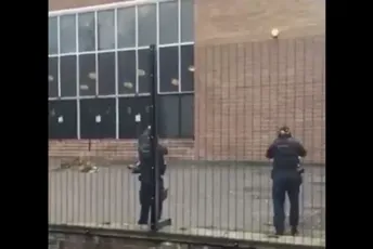 Autom i nožem napao vjernike ispred sinagoge u Mančesteru: Više osoba povrijeđeno