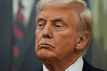 Nakon napada na papu, Tramp objavio fotografije sebe kao Isusa Hrista