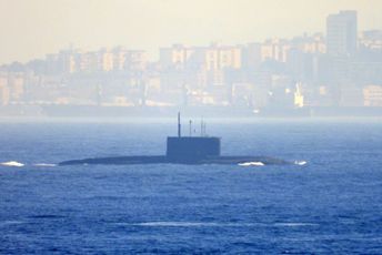 Ruska podmornica primorana da izroni blizu Gibraltara, prati se svaki pokret