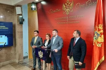 Hiljadu devetsto osamdest četvrta