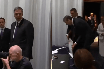 (VIDEO) Vučić zbunjeno tražio mjesto da sjedne, dobio školsku klupu koju je odmah razvalio