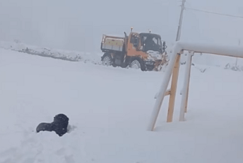 Kao da je stigla zima: Pogledajte koliko je snijega napadalo na sjeveru, tamo je vladala prava mećava (VIDEO)