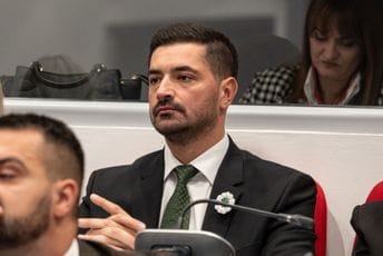 Mustajbašić: PES nije podržao ni smanjenje cijena vode, a povodom Karadžića slijede kurs NSD-a