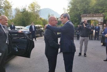 Ibrahimović i Grlić Radman položili vijence u Morinju: Policija brani okupljenim građanima da priđu