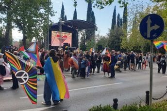 (FOTO/VIDEO) Počinje Montenegro Prajd, učesnici se okupili ispred Skupštine: Prisustvuju Đeka i Bjeković