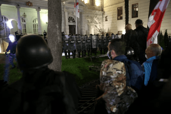 Opet haos u Gruziji: Policija vodenim topovima rastjerivala demonstrante, htjeli da upadnu u predsjedničku rezidenciju