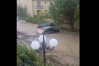 (VIDEO) Stravične poplave u Bugarskoj: Četvoro mrtvih, voda nosi automobile niz ulice (VIDEO) Stravične poplave u Bugarskoj: Četvoro mrtvih, voda nosi automobile niz ulice