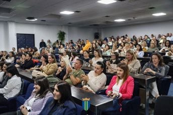 Opština Bar: Održano predavanje “Djeca zarobljena u virtuelnom svijetu” dr Ranka Rajovića