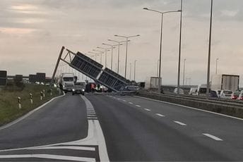 Srbija: Konstrukcija s putokazima pala na auto-put Beograd - Novi Sad