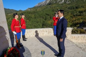 Polaganjem vijenaca u Tuđemilima obilježen Dan Vojske Crne Gore: Pobjeda kao primjer hrabrosti i slobodoljublja