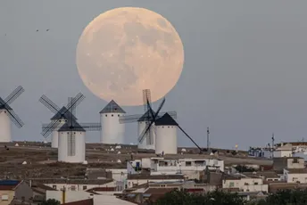 Pogledajte kako je izgledao supermjesec širom svijeta (FOTO)