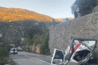 Bogetići: Prevrnuo se kombi sa radnicima, jedna osoba poginula