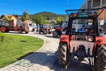 Poljoprivrednici traktorima blokirali kružni tok u Nikšiću (FOTO)