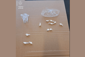 Podgorica: Policija pronašla 11 kesica kokaina za prodaju, uhapšen osumnjičeni Podgorica: Policija pronašla 11 kesica kokaina za prodaju, uhapšen osumnjičeni