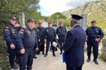 (VIDEO) Traže uklanjanje spomen-ploče u Morinju, protest obezbjeđuje policija