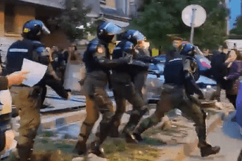 Nasilje u Novom Sadu: Žandarmerija pendrecima udarala građane tokom protesta (VIDEO)