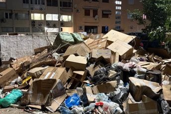 Čitaoci šalju: Centar Podgorice zatrpan smećem