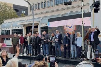 „Podgorica za Halida“ na Trgu nezavisnosti: Građani dostojanstveno ispraćaju velikog umjetnika