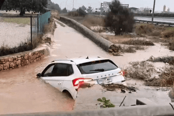 (FOTO/VIDEO) Veliko nevrijeme u Španiji: Crveni alarm, poplave nose sve pred sobom