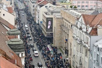 (FOTO) Halid Bešlić sahranjen na groblju Bare, sahrani prisustvovale hiljade ljudi