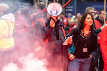 (FOTO/VIDEO) Protesti u Briselu: Desetine hiljada ljudi na ulicama, policija upotrijebila vodeni top i suzavac