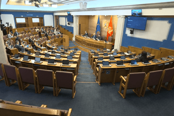 Počela Skupština: U sali više ljudi iz ministarstva nego poslanika