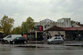 Državljanin Srbije uhapšen u Podgorici: S leđa prišao ženi, i držeći je za vrat, oteo joj mobilni telefon