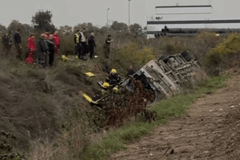 Teška nesreća u Srbiji: Prevrnuo se autobus, dvije osobe poginule, oko 80 povrijeđenih