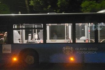 Kamenovan autobus blizu Vezirovog mosta: Prosulo se staklo po ženi i djetetu