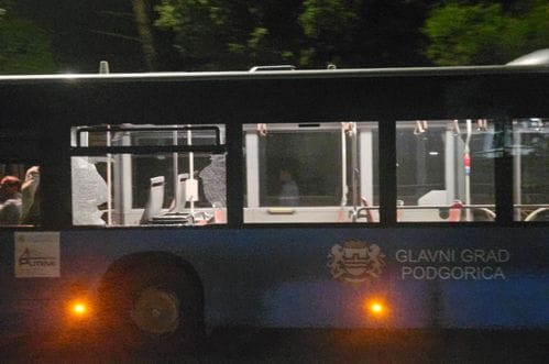 Kamenovan autobus blizu Vezirovog mosta: Prosulo se staklo po ženi i djetetu