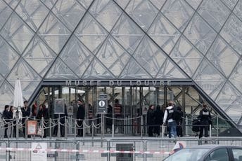 Detalji pljačke Louvra: Lopovi imali mehanički lift, merdevine, bili "naoružani" motornim šegama...